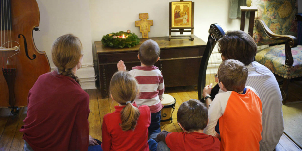 https://arquimedia.s3.amazonaws.com/2/editorial/web3-family-pray-home-corinne-simonciricjpg.jpg