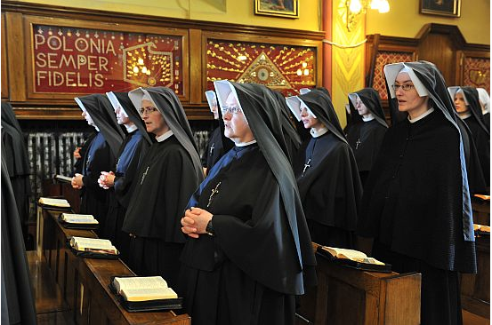 Hermanas de la Congregación de Jesús Misericordioso de Polonia realizan emotivo flashmob