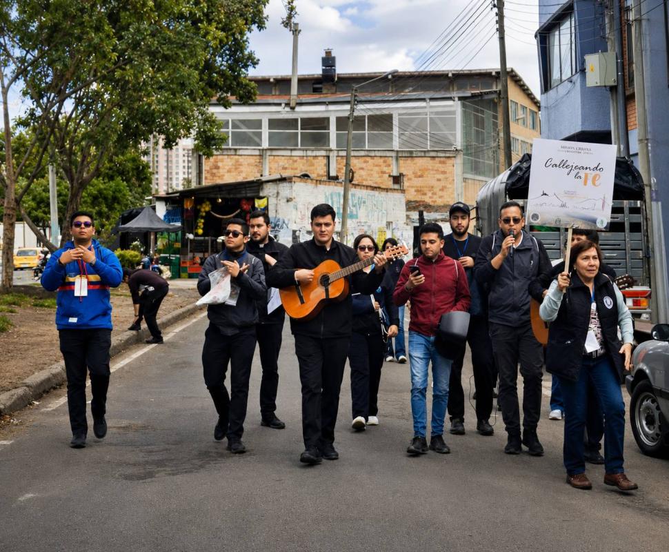 Seminaristas de la Arquidiócesis de Bogotá ‘Callejean la fe’.