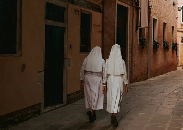 El Vaticano busca cerrar el vacío legal que deja indefensas a las religiosas abusadas